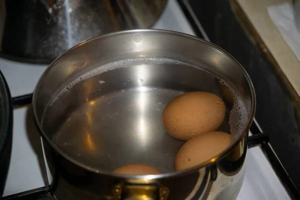 Вид Сковороды Кипящими Яйцами Плите — стоковое фото