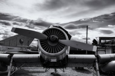 Tomcany, Slovakya - 20 Ağustos 2017: sahibi Aeromuseum Martin - Tomcany. Tomcany, Slovakya 'da Aeromuseum' da sergilenen uçaklar. Doğal ışık.