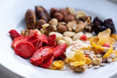 Fındık ve kurutulmuş meyve tabakta.