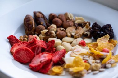 Fındık ve kurutulmuş meyve tabakta.