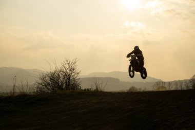 Zilina, Slovakya- 16 Nisan 2017: Motokros antrenmanı. Bedava motokros pistinde motosikletli.