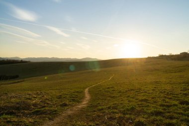 Güneşin doğuşunda ya da batışında güzel manzara. Slovakya