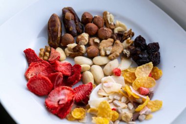 Fındık ve kurutulmuş meyve tabakta.