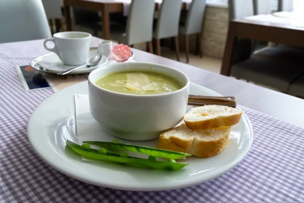 Grüne Suppe Mit Brot Und Kaffee Auf Dem Tisch — Stockfoto