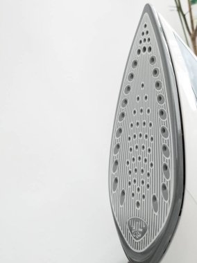  Masadaki ütü. Ev işi ütüleme kavramı.