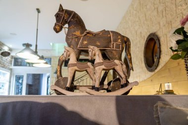 Restorandaki dekoratif sallanan atlar.