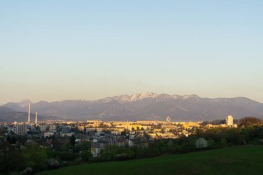 Zilina şehrindeki binaların üzerinde gün doğumu ve gün batımı. Slovakya 