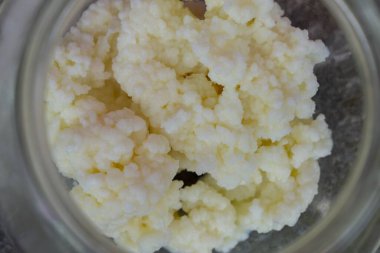 Arka planda lezzetli süzme peynir