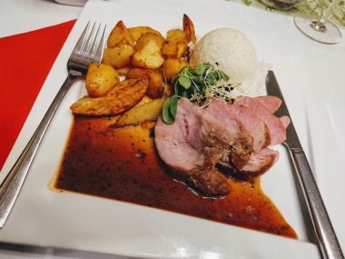 Arka planda lezzetli yemekler, yakın plan.