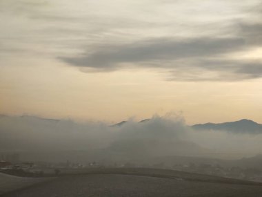 Dağlarda sisli bir sabah. Gündüz çekimi