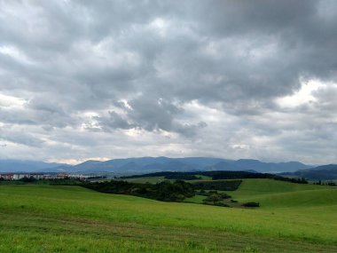 Renkli bulutlarla gün batımı ve gün doğumu. Slovakya