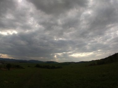 Renkli bulutlarla gün batımı ve gün doğumu. Slovakya