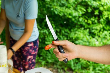 Doğada bıçak tutan bir el.
