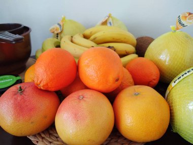 Çeşitli tropik meyveler. Yakın çekim.