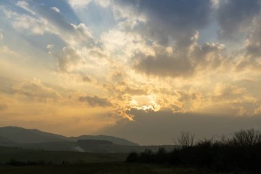 Renkli bulutlarla gün batımı ve gün doğumu. Slovakya