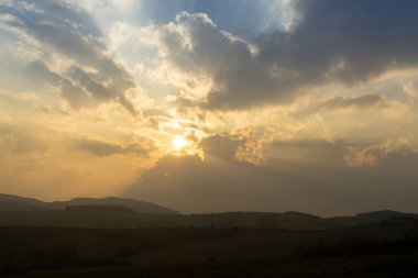 Renkli bulutlarla gün batımı ve gün doğumu. Slovakya