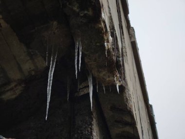 Arka planda keskin buz saçakları, kapat