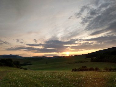 Renkli bulutlarla gün batımı ve gün doğumu. Slovakya