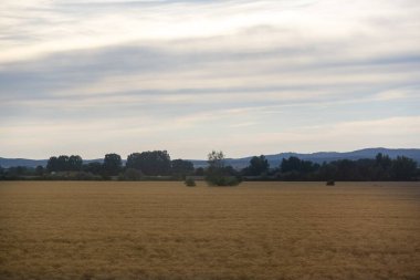 Renkli bulutlarla gün batımı ve gün doğumu. Slovakya