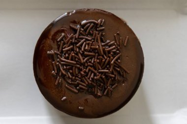 Lezzetli çikolatalı pasta masada.