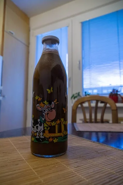 Botella Vidrio Con Bebida Fondo Cerca —  Fotos de Stock