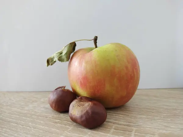 Manzana Fresca Castañas Sobre Fondo Mesa — Foto de Stock