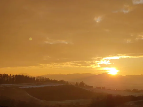 Tramonto Alba Con Drammatiche Nuvole Colorate Slovacchia — Foto Stock