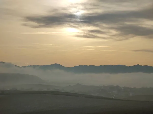 Туманное Утро Горах Дневной Выстрел — стоковое фото