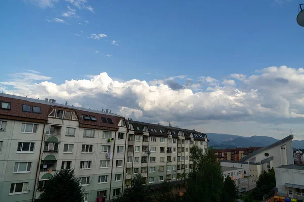 Otrolig Bild Höghus Med Molnig Himmel Bakgrund — Stockfoto