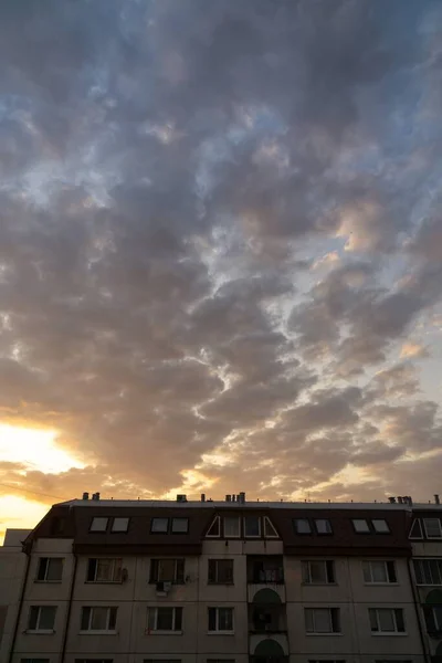 Unglaublicher Blick Auf Hochhäuser Mit Wolkenverhangenem Himmel — Stockfoto