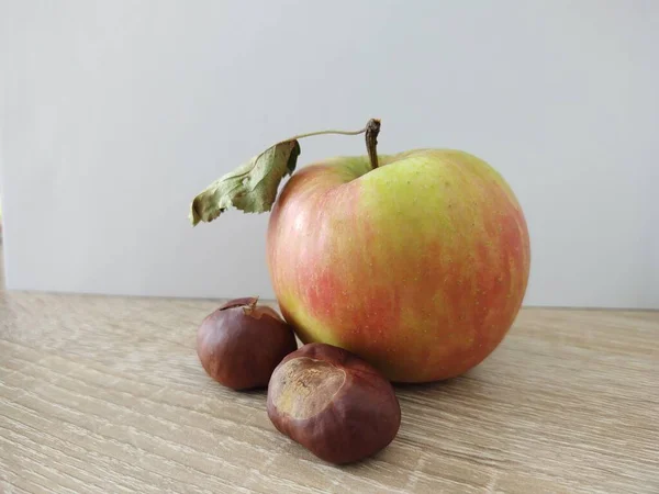 Świeże Jabłko Kasztany Tle Stołu — Zdjęcie stockowe