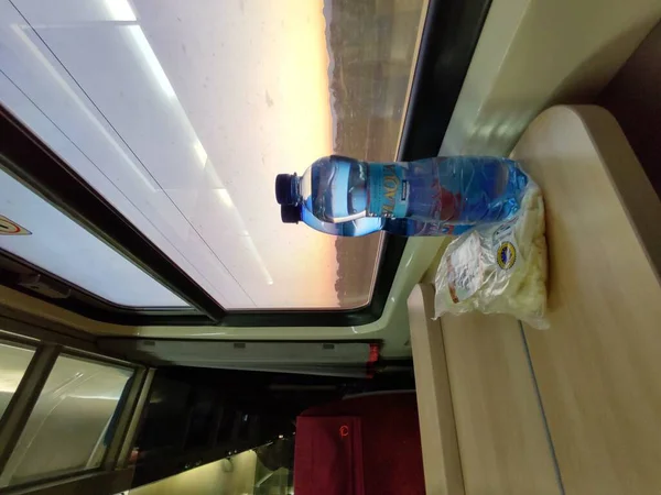 Blick Aus Dem Zugfenster Mit Wasserflaschen — Stockfoto