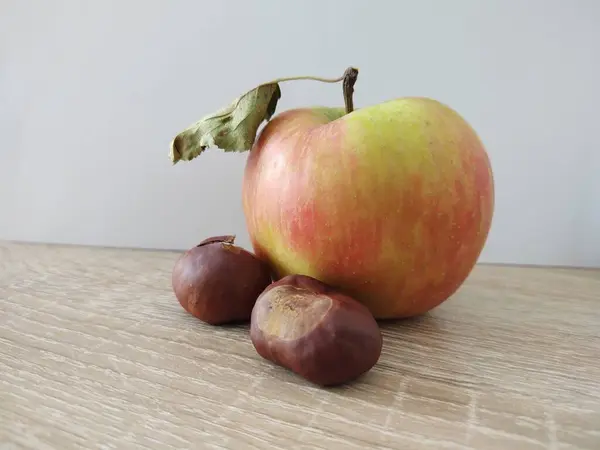 Manzana Fresca Castañas Sobre Fondo Mesa — Foto de Stock