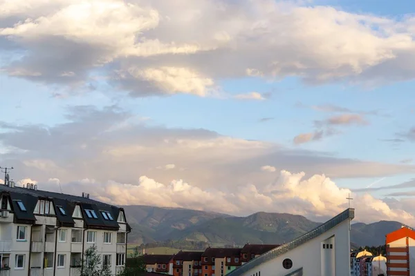 Zatažená Obloha Nad Evropským Městem — Stock fotografie