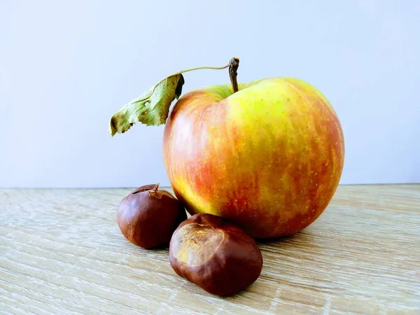 Frischer Apfel Und Kastanien Auf Dem Tisch Hintergrund — Stockfoto
