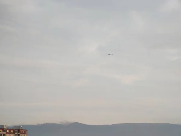 Malerischer Blick Auf Flugzeuge Die Bewölkten Himmel Über Hügeln Fliegen — Stockfoto