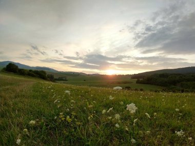 Renkli bulutlarla gün batımı ve gün doğumu. Slovakya