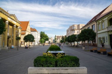 Zilina şehrindeki binaların üzerinde gün doğumu ve günbatımı. Slovakya 