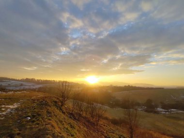 Dramatik renkli bulutlar ile gün batımı ve gün doğumu. Slovakya