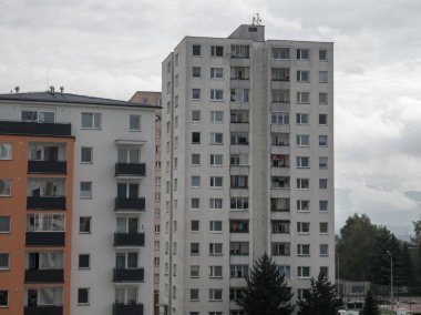 Zilina şehrindeki binaların üzerinde gün doğumu ve gün batımı. Slovakya 