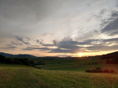 Renkli bulutlarla gün batımı ve gün doğumu. Slovakya