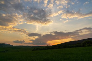Renkli bulutlarla gün batımı ve gün doğumu. Slovakya
