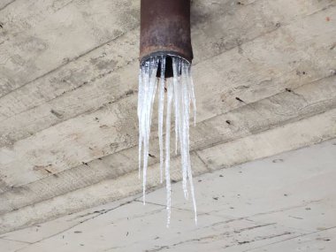 Arka planda keskin buz saçakları, kapat