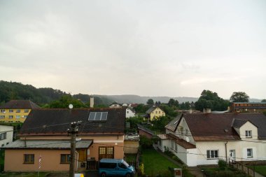 Zilina şehrindeki binaların üzerinde gün doğumu ve günbatımı. Slovakya 