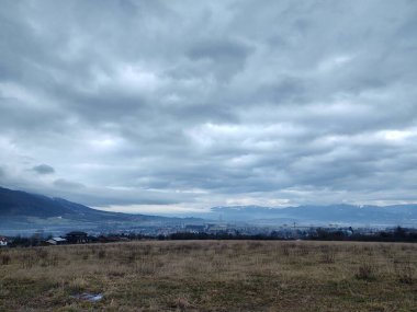 Ağaçlar ve manzaralı çayırda puslu bir sabah. Slovakya