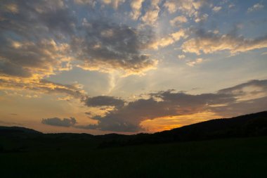 Renkli bulutlarla gün batımı ve gün doğumu. Slovakya
