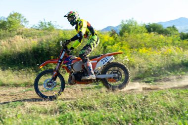 Zilina, Slovakya- 16 Nisan 2017: Motokros antrenmanı. Bedava motokros pistinde motosikletli.