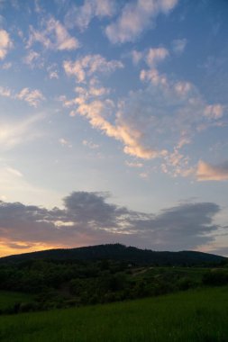 Renkli bulutlarla gün batımı ve gün doğumu. Slovakya