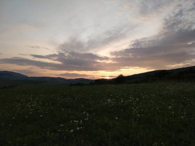 Renkli bulutlarla gün batımı ve gün doğumu. Slovakya