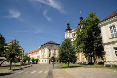 Zilina şehrindeki binaların üzerinde gün doğumu ve günbatımı. Slovakya 
